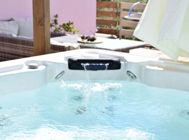 Aranżacja strefy spa - jak dopasować ekskluzywny narożnik modułowy do jacuzzi?